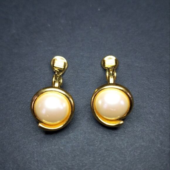 Vintage Signed Monet Faux Pearl Gold-tone Clip On Earrings - Picture 1 of 6